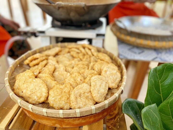 Chả mực chất lượng có màu vàng óng tự nhiên, dai giòn và có vết giã tay thô ráp trên bề mặt.