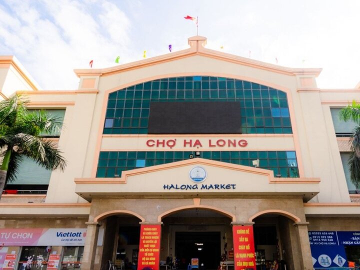 Chợ Hạ Long 1 là điểm đến hàng đầu với các cửa hàng chả mực danh tiếng.