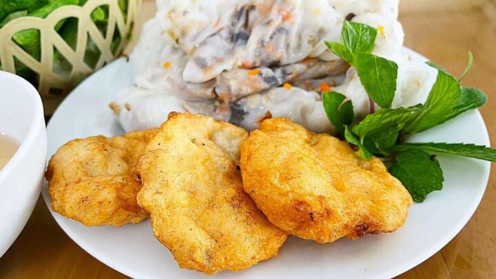 Bánh cuốn chả mực là sự kết hợp sáng tạo giữa bánh cuốn truyền thống và chả mực Hạ Long.