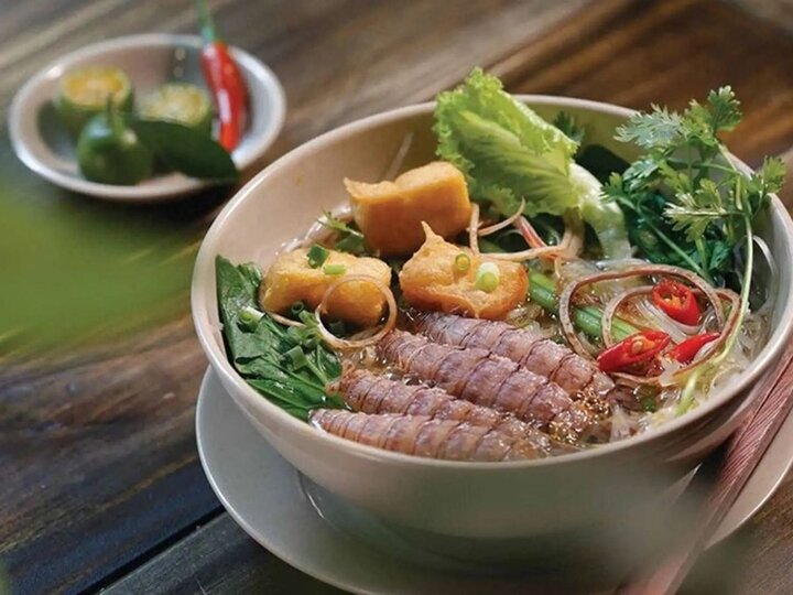 Bún bề bề là món ăn đường phố độc đáo với nước dùng ngọt thanh từ cua bể.
