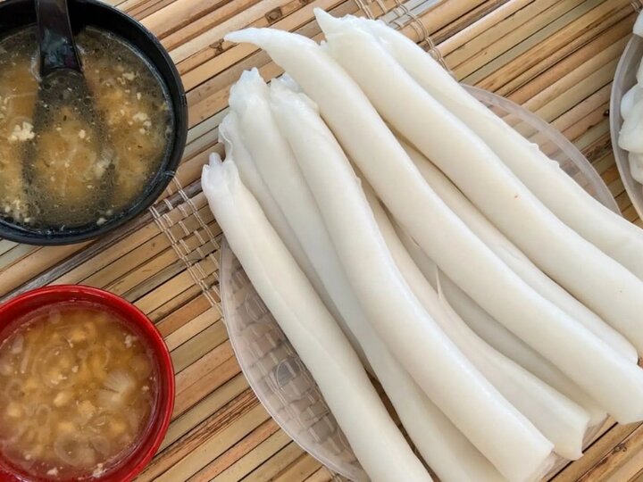 Bánh gật gù Tiên Yên là món ăn dân dã được làm từ bột gạo tẻ xay mịn.