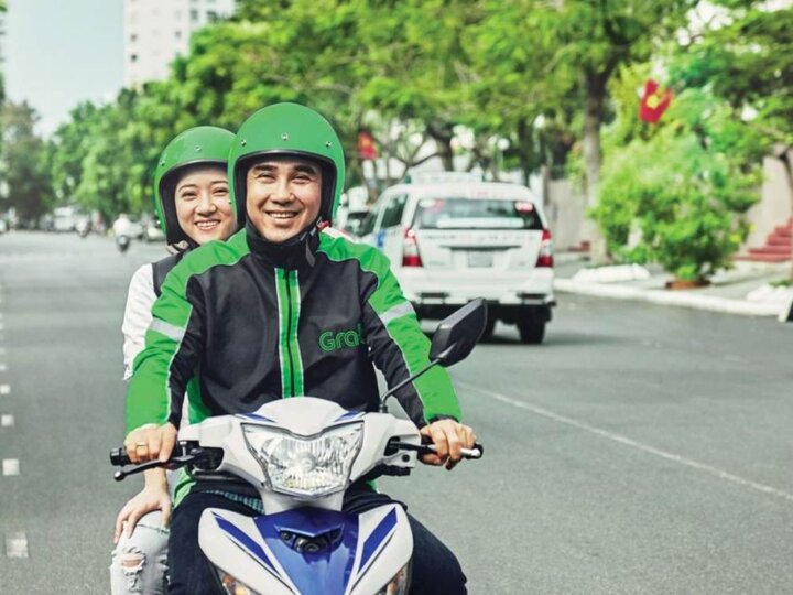 Di chuyển ở Hạ Long nhanh chóng bằng xe công nghệ.