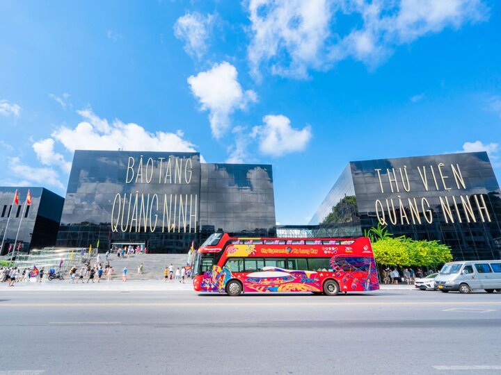 Di chuyển giữa các điểm vui chơi nổi tiếng ở Hạ Long