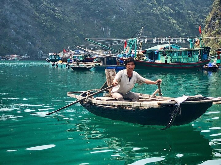 Cuộc sống mưu sinh của ngư dân làng chài Cửa Vạn.