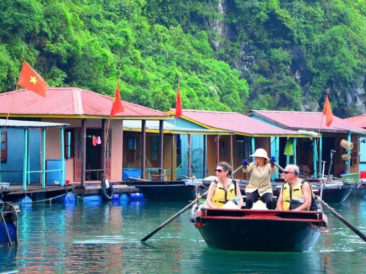 Di chuyển đến làng chài Cửa Vạn dễ dàng