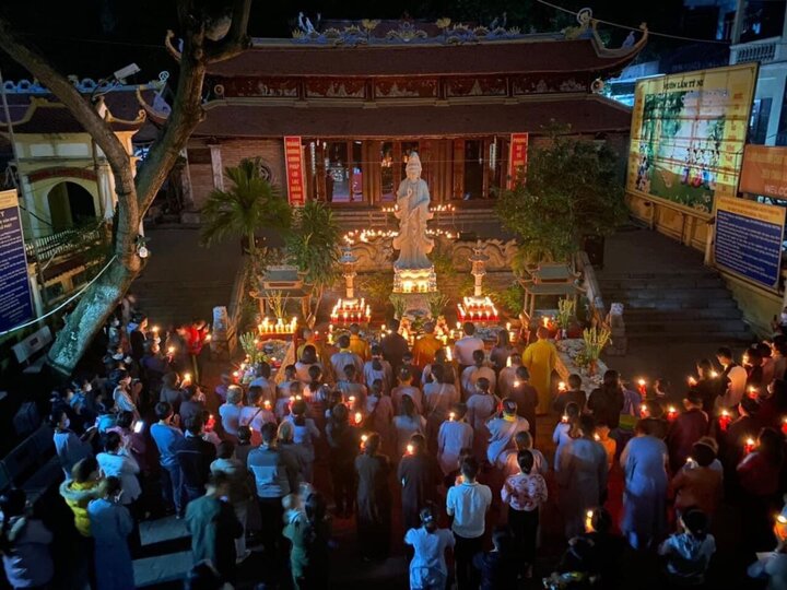 Lễ hội chùa Long Tiên thu hút đông đảo du khách.