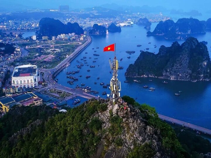 Chiêm ngưỡng Hạ Long từ trên đỉnh núi Bài Thơ.