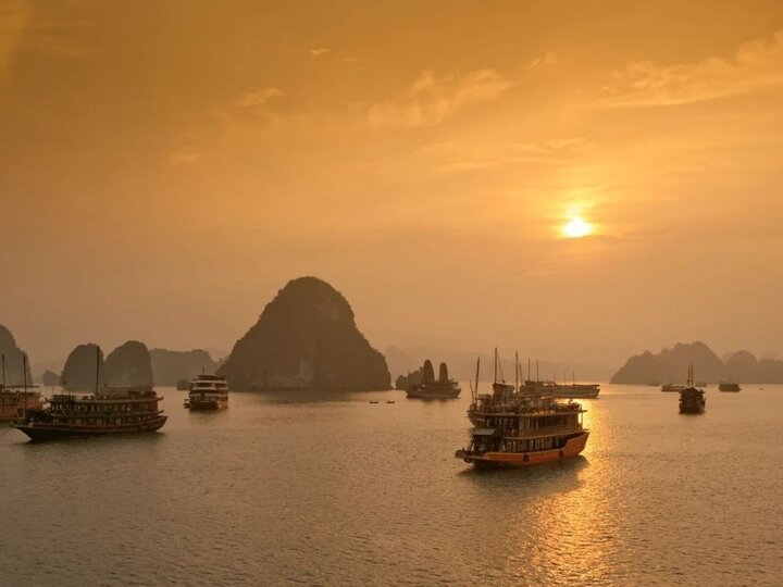 Nên kết hợp tham quan động Thiên Cung với bữa trưa trên tàu và ngắm hoàng hôn trên vịnh.