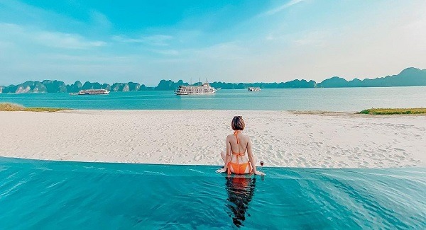  Đảo Tuần Châu là điểm đến nổi bật của Hạ Long, thu hút du khách bởi cảnh quan biển đẹp, bãi tắm nhân tạo quy mô lớn. 