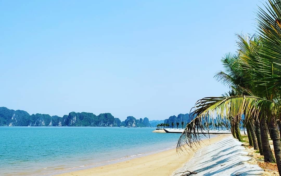  Cảnh biển Tuần Châu gây ấn tượng với bờ cát dài thoai thoải, làn nước trong xanh và không gian thoáng đãng. 