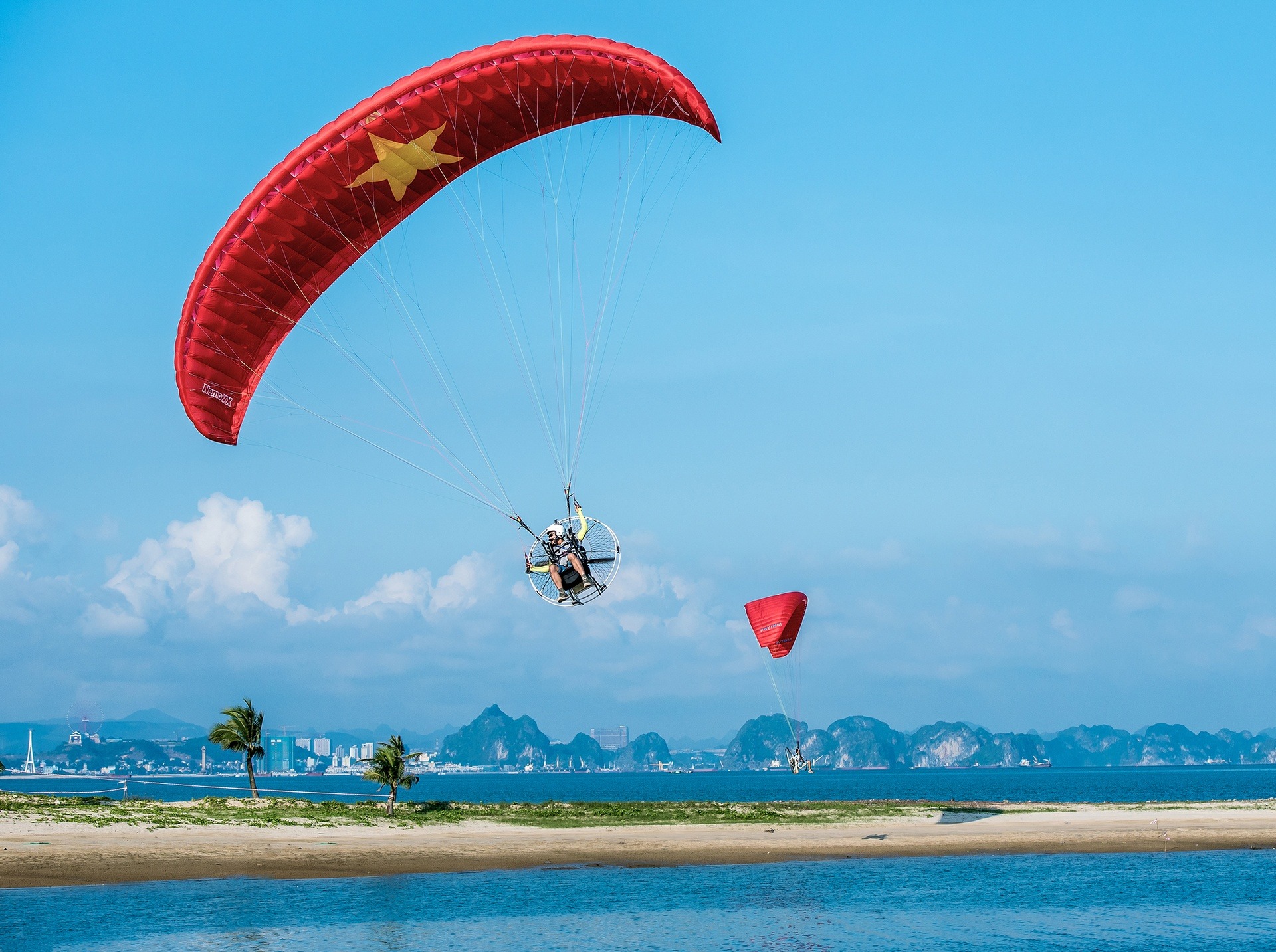  Sau 20 năm phát triển, Tuần Châu trở thành đảo ngọc hiện đại, đẳng cấp và sầm uất, là điểm đến hấp dẫn trên bản đồ du lịch của Quảng Ninh. 
