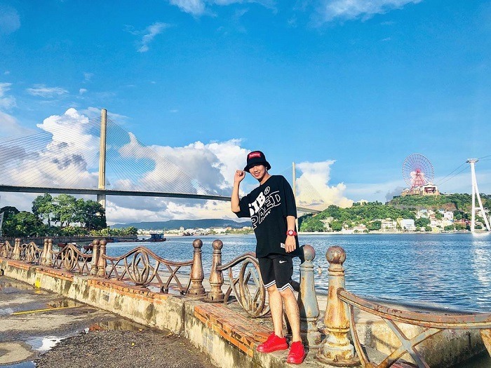  Bãi Cháy luôn rộn ràng và đầy năng lượng, nơi tiếng sóng hòa cùng âm nhạc, ánh đèn và dòng người tấp nập tạo nên nhịp sống du lịch sôi động suốt ngày đêm. 