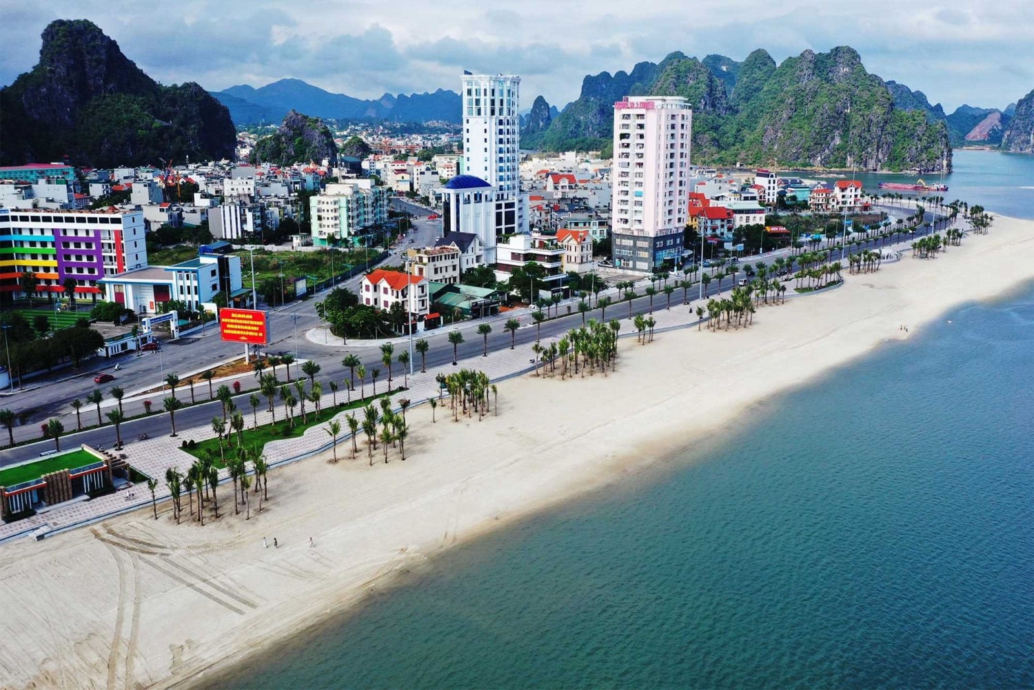  Bãi Cháy là trung tâm du lịch sôi động nhất Hạ Long, nơi hội tụ bãi biển rộng, khu vui chơi giải trí hiện đại và nhịp sống trẻ trung suốt ngày đêm. 