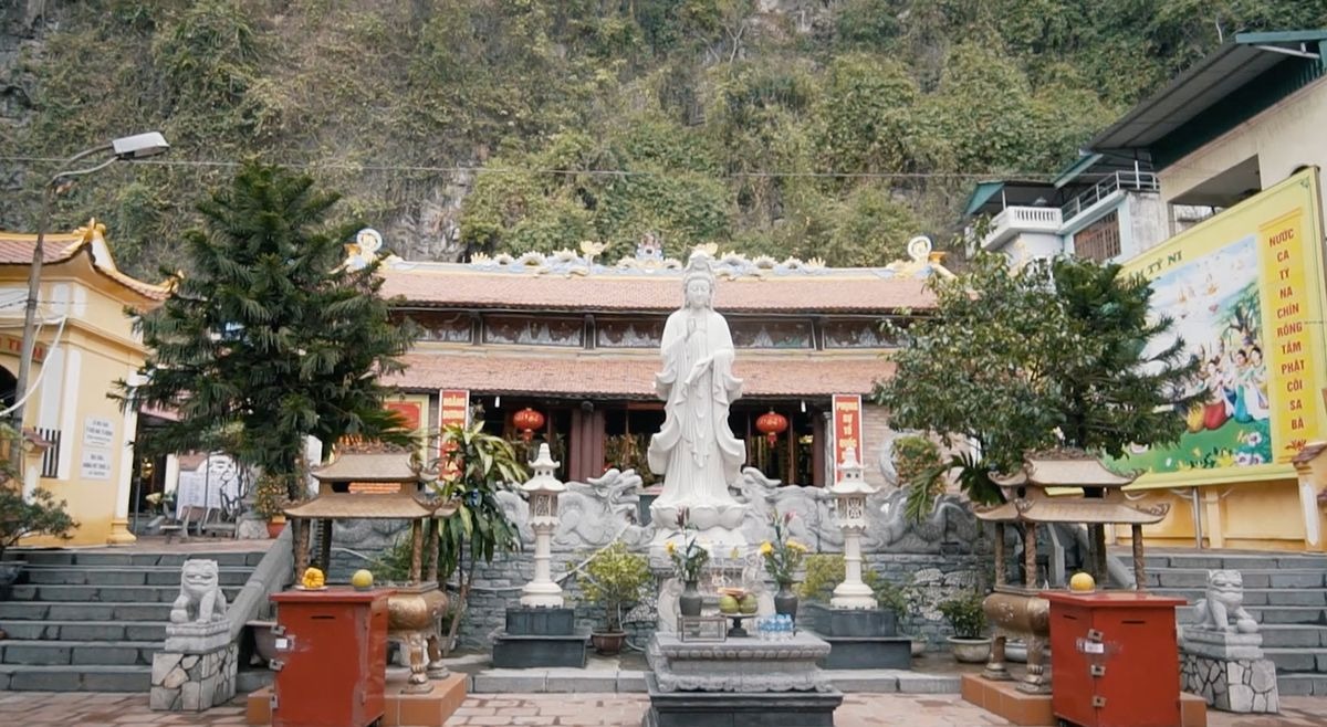  Chùa Long Tiên là ngôi chùa lớn và cổ kính nhất Hạ Long, tọa lạc ngay dưới chân núi Bài Thơ, mang vẻ đẹp trang nghiêm và là điểm đến tâm linh quen thuộc của người dân lẫn du khách. 