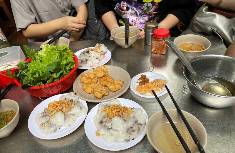  Xe máy cũng là cách tiện lợi, giúp du khách dễ dàng len lỏi vào các khu phố, chợ địa phương để thưởng thức những món đặc sản Hạ Long bản địa. 