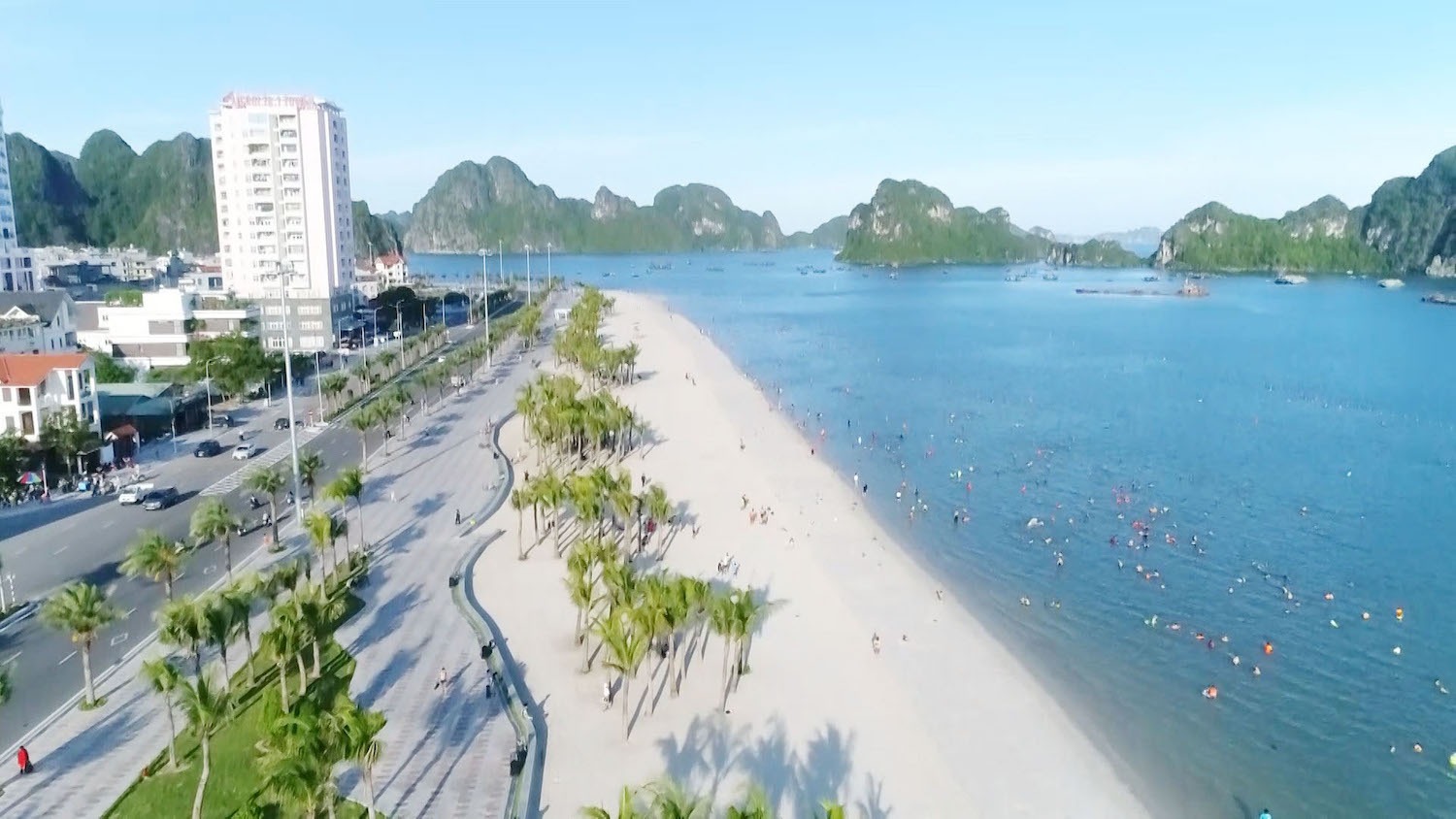  Khi di chuyển bằng xe máy, bạn có thể thong thả chạy dọc cung đường ven biển Bãi Cháy, dễ dàng dừng lại trước những góc phố đẹp.