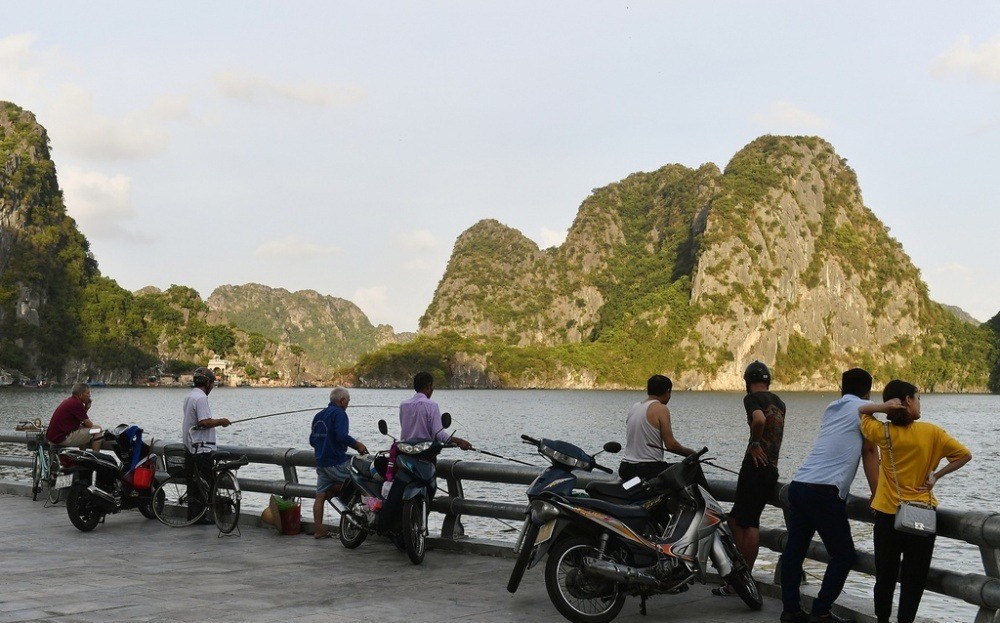 Không bị bó buộc bởi lịch trình hay quãng đường cố định, xe máy mang đến sự tự do để bạn chủ động khám phá Hạ Long theo cách của riêng của mình. 
