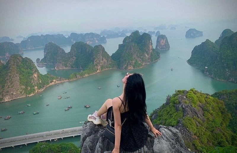  Hạ Long đẹp theo cách rất riêng ở cả bốn mùa, dù là nắng hè rực rỡ, thu dịu dàng, đông trầm lắng hay xuân tươi mới, mỗi thời điểm đều mang đến những trải nghiệm và cảm xúc khó quên cho du khách. 