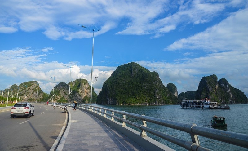  Cầu Bài Thơ là cung đường lý tưởng để du khách chạy xe máy ngắm biển, chụp ảnh và cảm nhận trọn vẹn vẻ đẹp thành phố. 