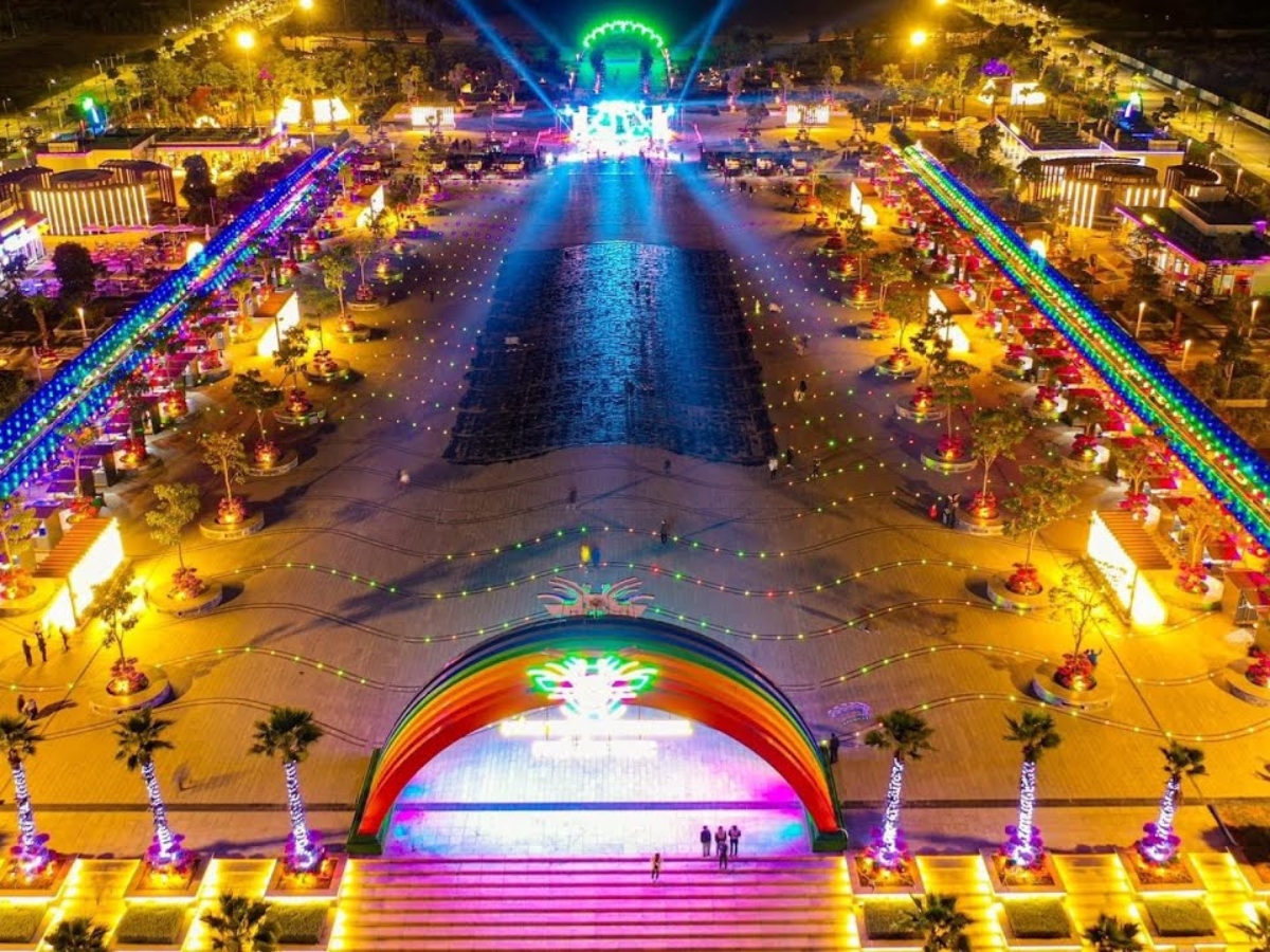 Khi di chuyển bằng xe máy, du khách có thể dễ dàng check in tại nhiều điểm như quảng trường Sun Carnival, Sun World Ha Long…