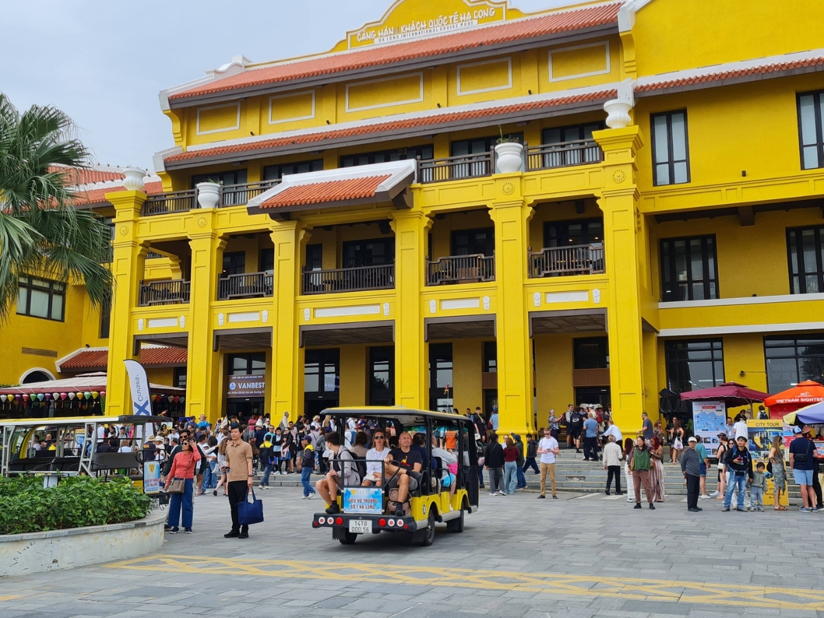 Trước ngày khởi hành, du khách nên theo dõi dự báo thời tiết tại TP.Hạ Long để chuẩn bị trang phục phù hợp