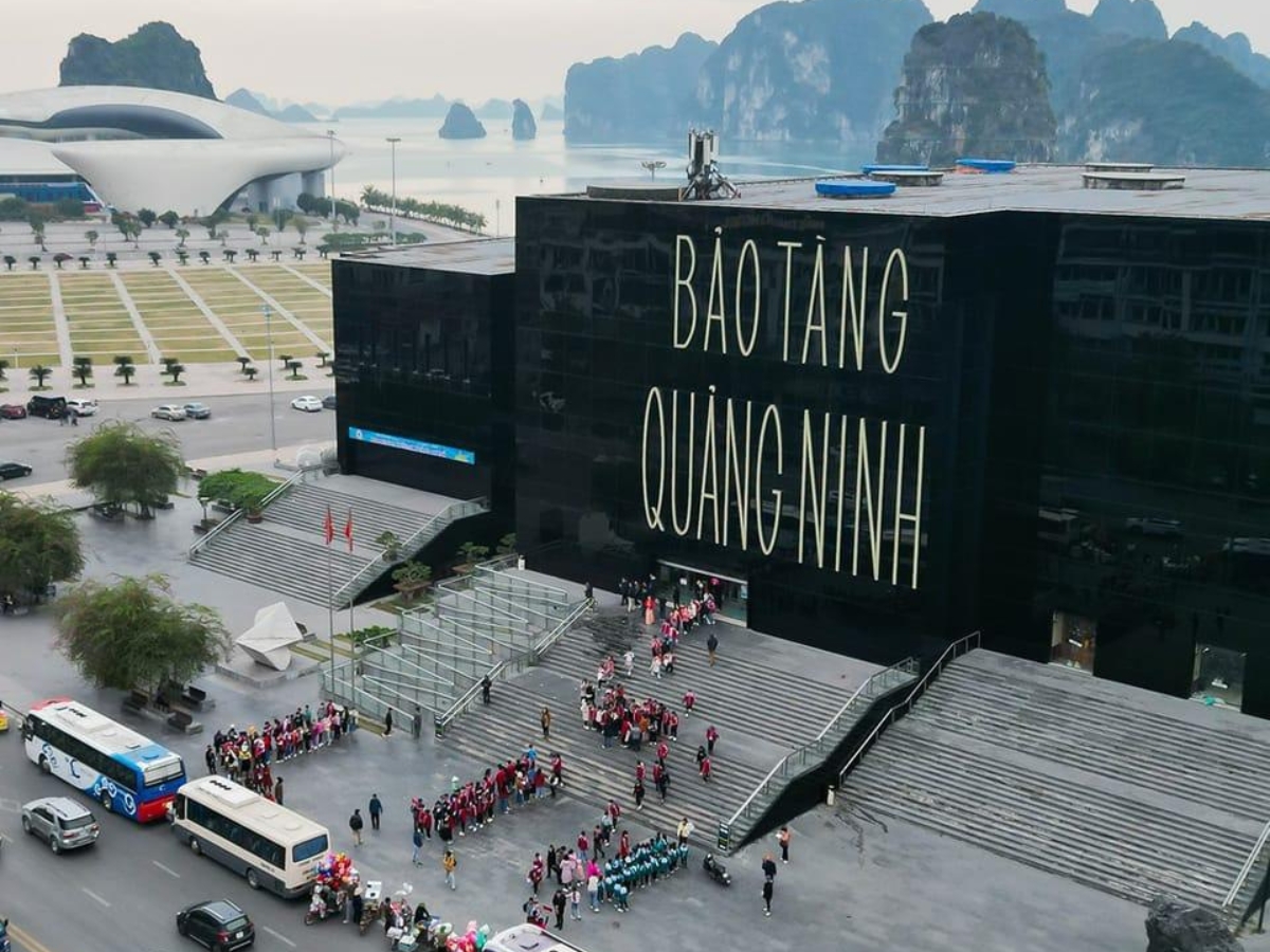 Du khách cũng có thể dành thời gian tham quan Bảo tàng Quảng Ninh để tìm hiểu về lịch sử và văn hóa địa phương