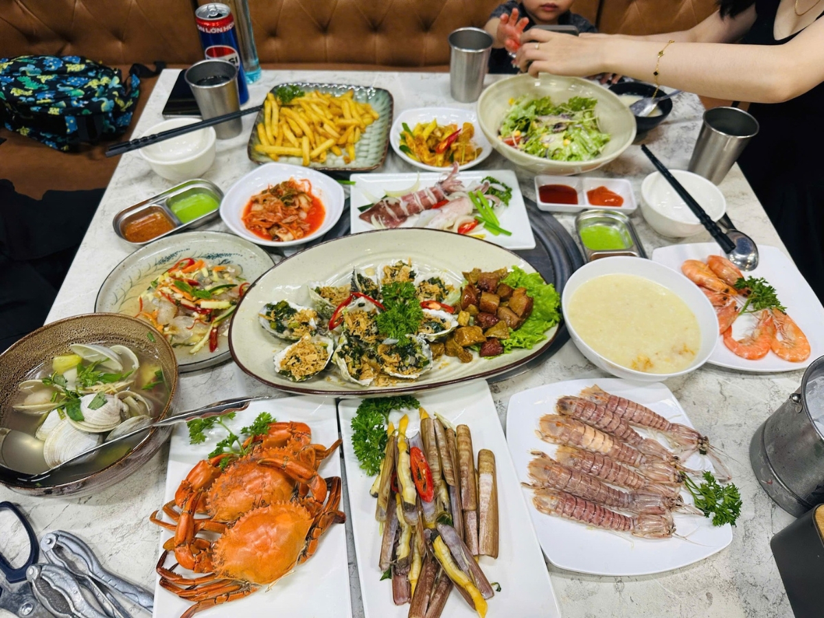 Tháng 10 là giai đoạn phù hợp để thưởng thức các loại hải sản phổ biến tại Hạ Long như mực, tôm và bề bề