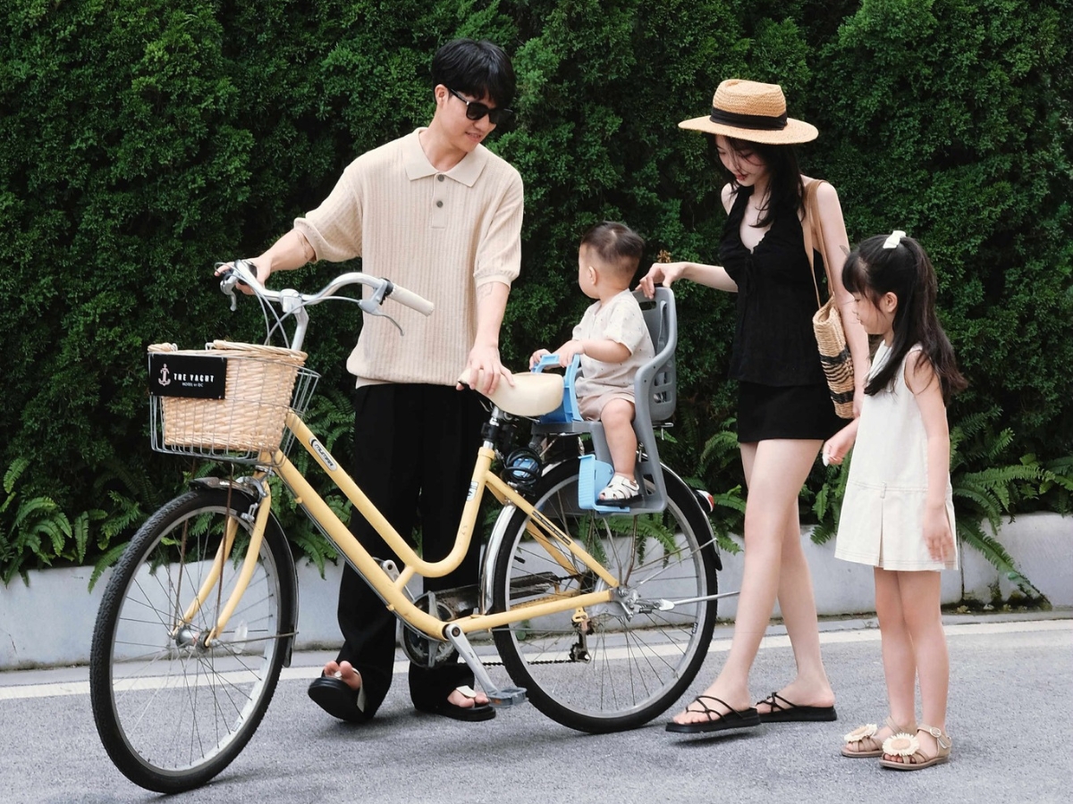 Du lịch Hạ Long tháng 10, du khách nên lựa chọn trang phục thoải mái, chất liệu thoáng nhẹ phù hợp cho hoạt động tham quan ngoài trời