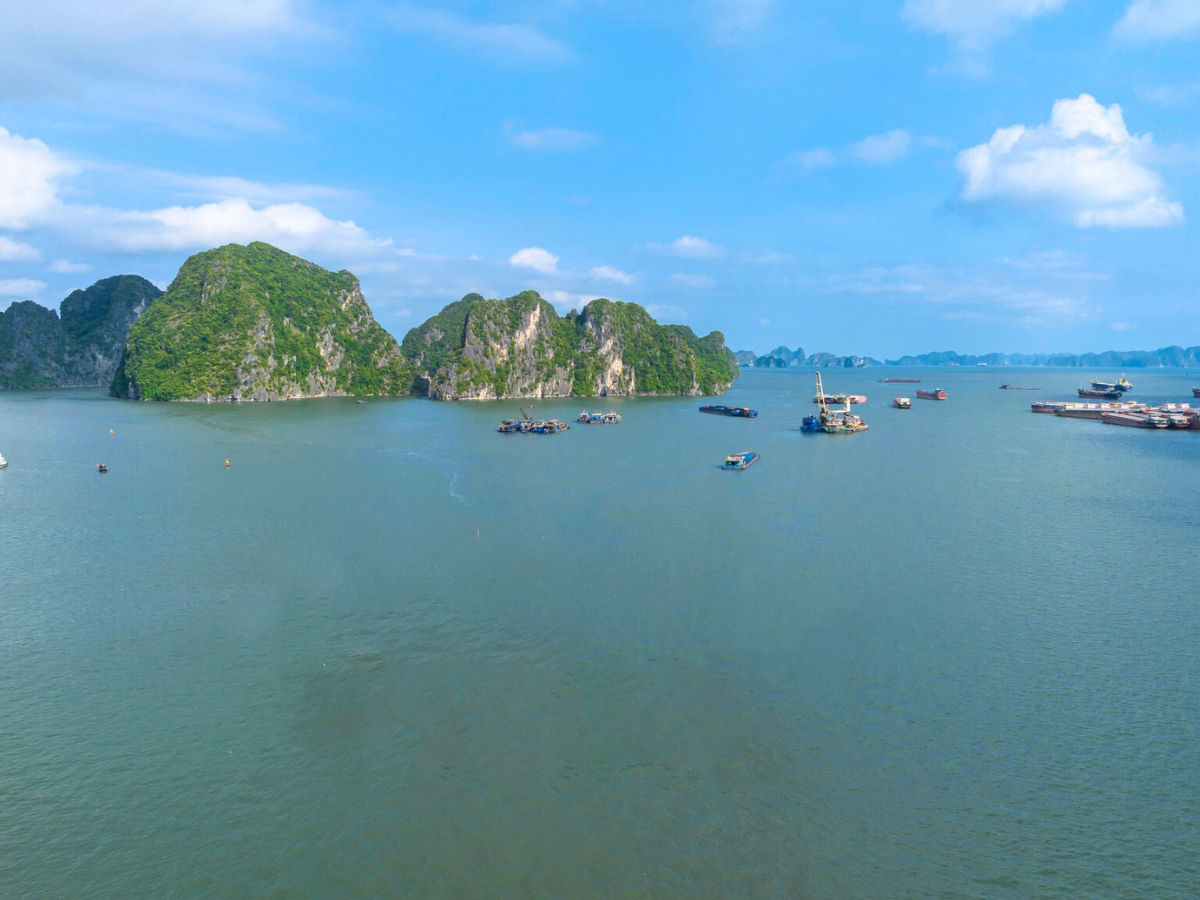 Tháng 10 là thời điểm Hạ Long bước vào tiết thu với không khí dễ chịu và cảnh quan thiên nhiên trong xanh