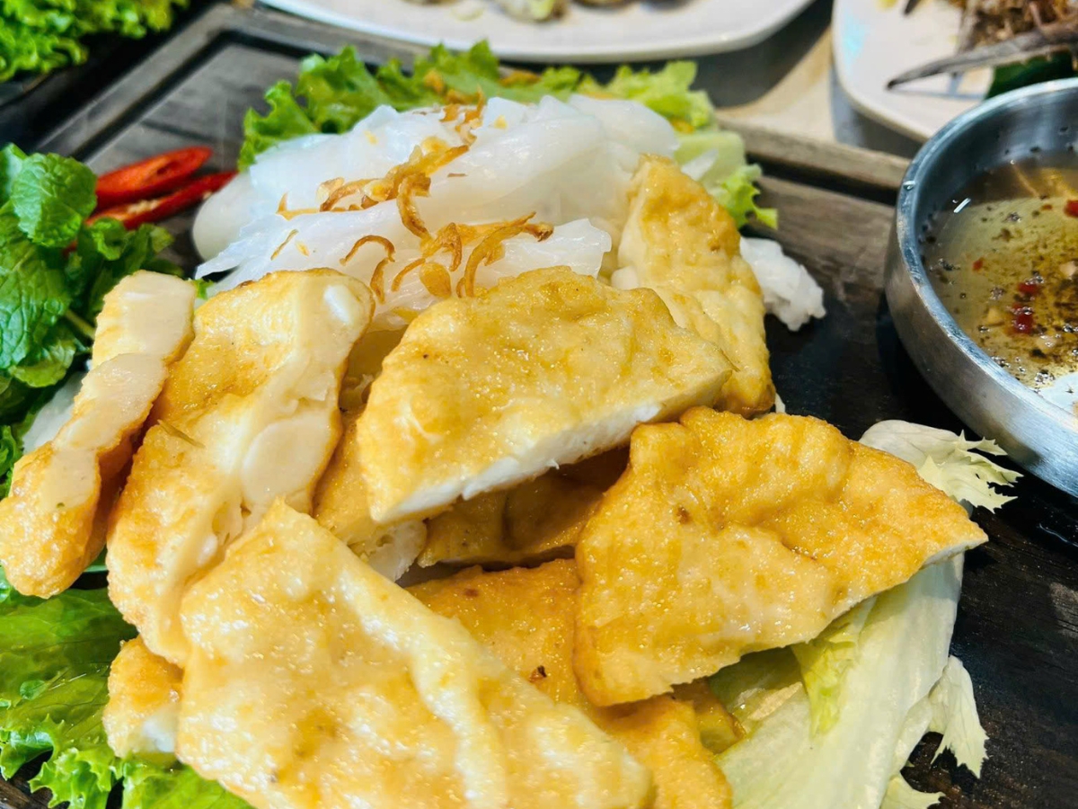 Chả mực giã tay là món ăn được rất nhiều du khách yêu thích