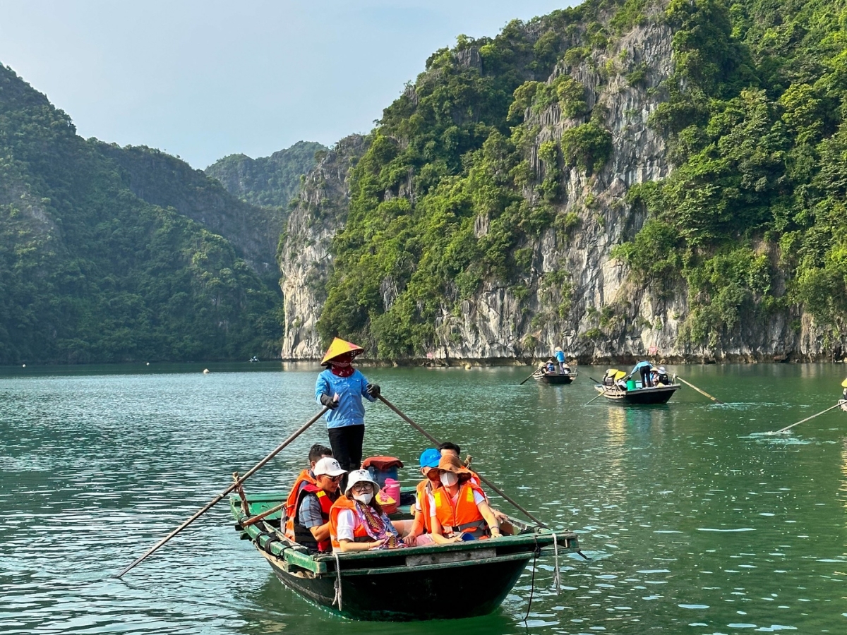 Du khách nên đặt vé và phòng sớm để hạn chế phát sinh trong quá trình tham quan và vui chơi tại Quảng Ninh dịp 2 - 9