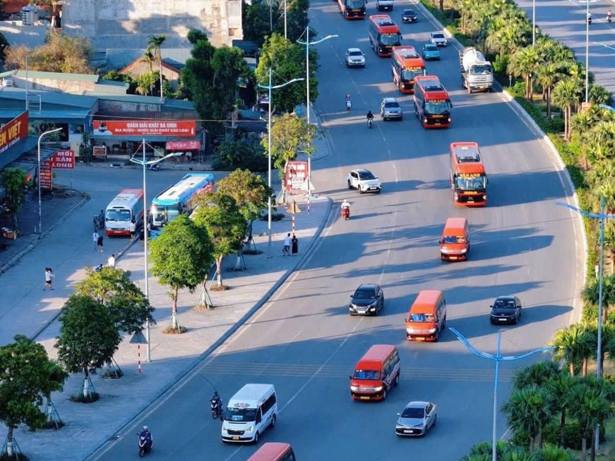 Từ Hà Nội, hình thức di chuyển bằng xe khách hoặc limousine được nhiều người lựa chọn nhờ tuyến cao tốc Hà Nội – Hải Phòng – Hạ Long