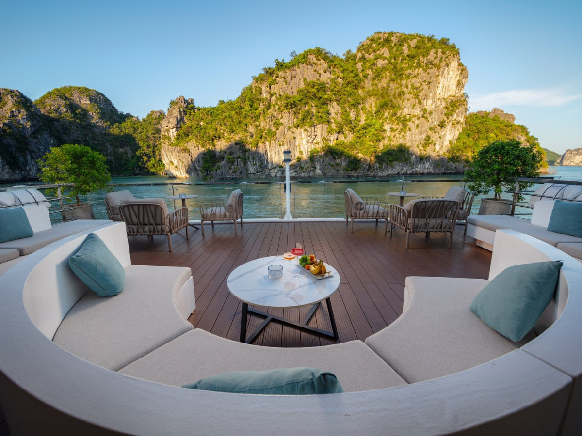 Quảng Ninh nổi bật với Vịnh Hạ Long - Di sản thiên nhiên thế giới với hệ thống đảo đá vôi đặc trưng và nhiều tuyến tham quan bằng tàu