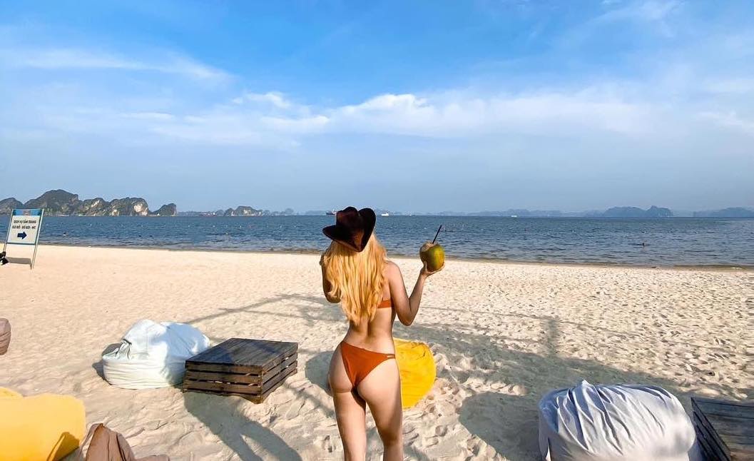  Mùa hè ở Hạ Long rực rỡ với nắng vàng, biển xanh trong vắt và không khí du lịch sôi động lan tỏa khắp các bãi biển. 