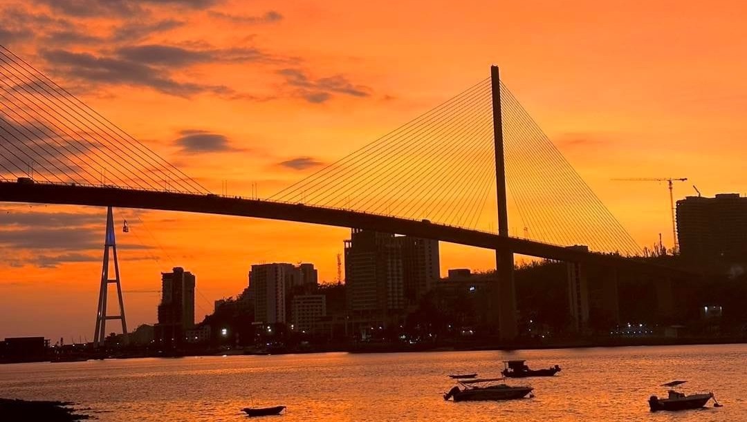  Hoàng hôn trên cầu Bãi Cháy mang vẻ đẹp rực rỡ và lãng mạn, khi ánh nắng cuối ngày nhuộm vàng mặt vịnh. 