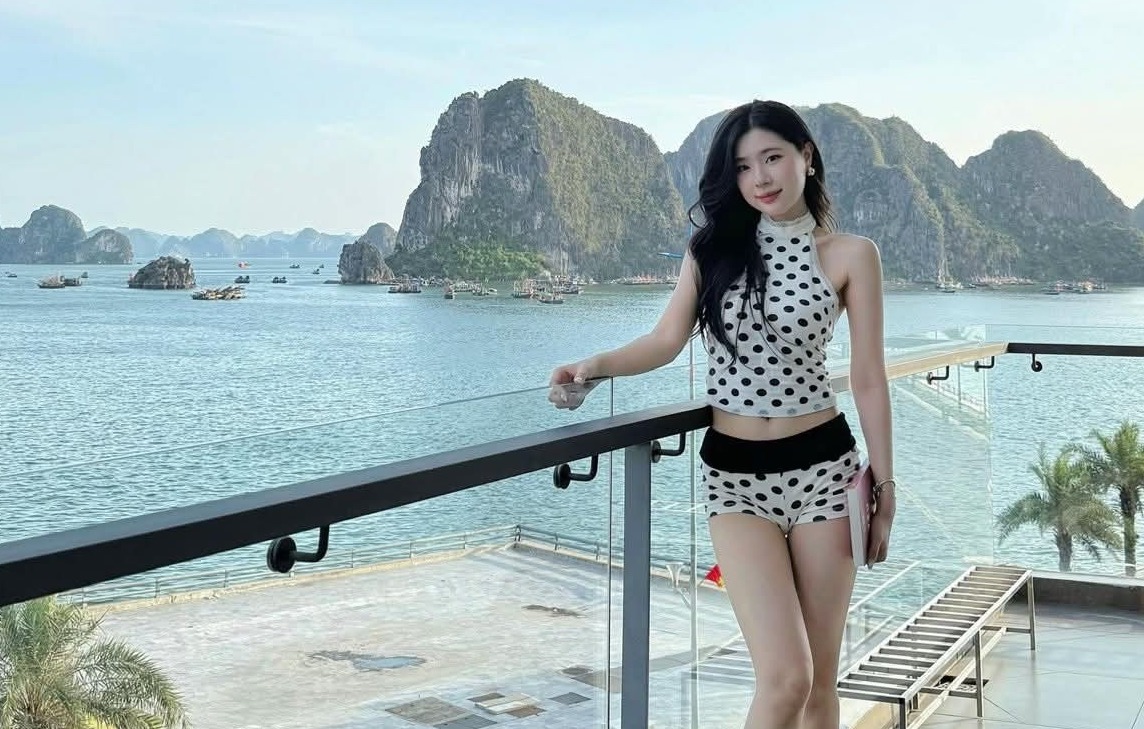  Đi Hạ Long mùa hè, hội chị em đừng quên chuẩn bị trang phục đa dạng để check-in bãi biển, du thuyền, cùng nhiều góc sống ảo tuyệt đẹp. 