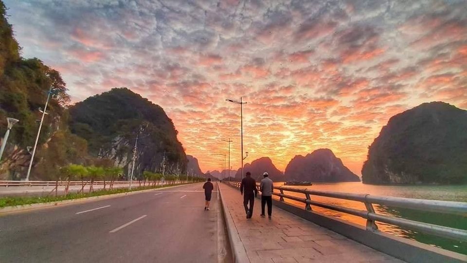  Hạ Long có hệ thống giao thông hiện đại, thông suốt, chạy dọc sát bờ biển tuyệt đẹp. 