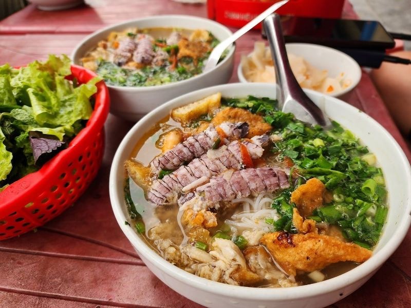  Bún bề bề là món ăn sáng được yêu thích ở Hạ Long với nước dùng ngọt thanh từ hải sản, bề bề tươi chắc thịt. &nbsp;
