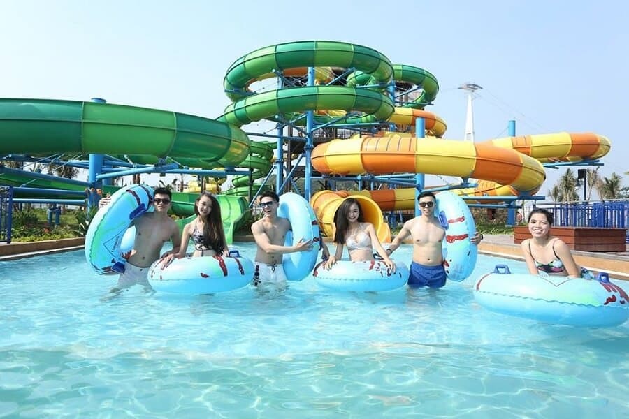  Công viên nước Typhoon Water Park là điểm “giải nhiệt” lý tưởng tại Hạ Long, với các trò chơi nước hiện đại, sôi động. 
