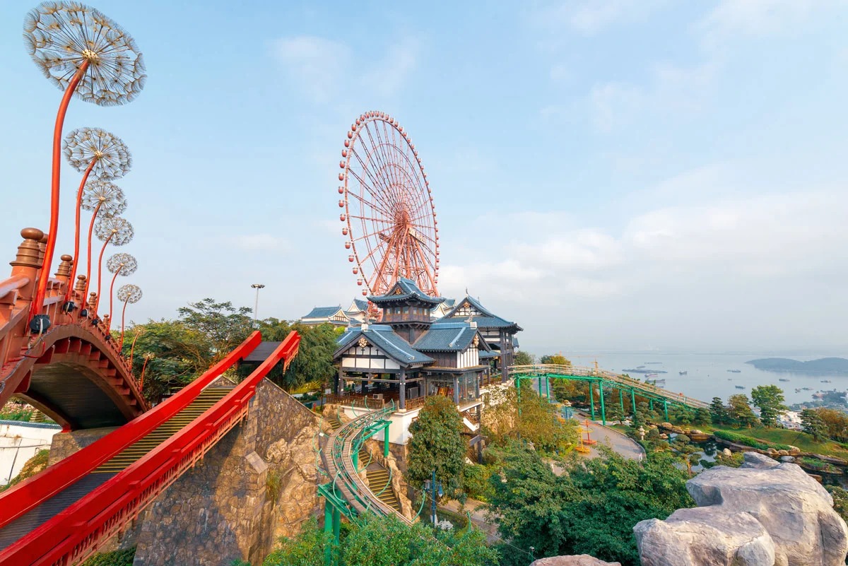  Sun Wheel và vườn Nhật trên đồi Ba Đèo là nơi du khách vừa ngắm trọn Hạ Long từ độ cao ấn tượng, vừa tận hưởng không gian yên bình. &nbsp;