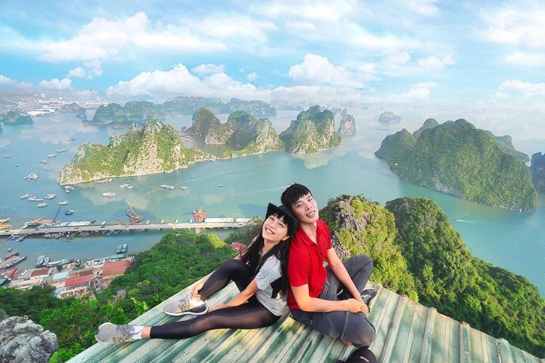  Núi Bài Thơ là điểm ngắm toàn cảnh vịnh Hạ Long từ trên cao, hội tụ vẻ đẹp thiên nhiên hùng vĩ cùng dấu ấn lịch sử và thi ca. 