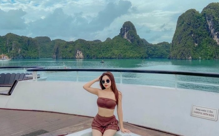  Du thuyền Hạ Long giúp du khách kết hợp thưởng ngoạn cảnh sắc kỳ vĩ của núi đá vôi vừa nghỉ dưỡng sang chảnh. 