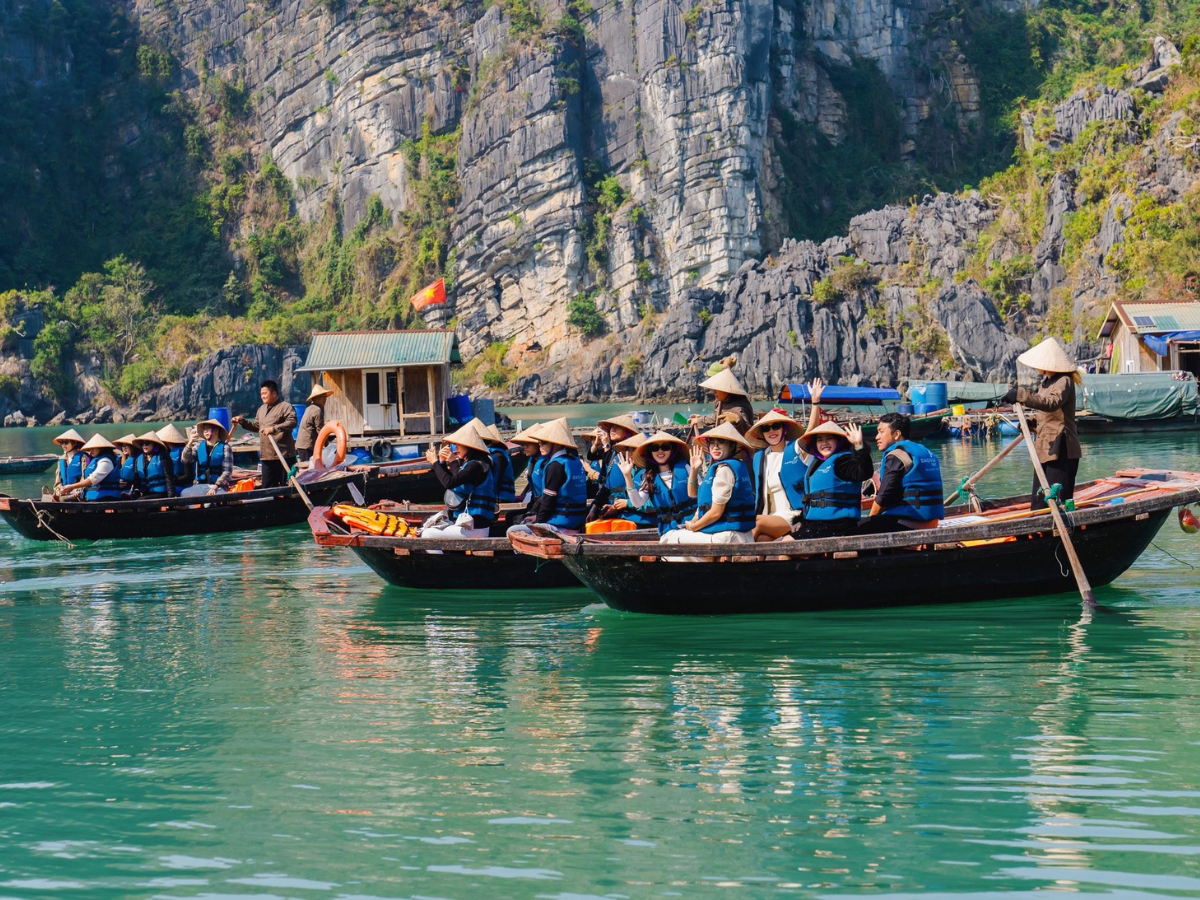 Với vị trí thuận tiện và hạ tầng giao thông ngày càng hoàn thiện, Hạ Long trở thành lựa chọn được ưu tiên của nhiều du khách khu vực phía Bắc 