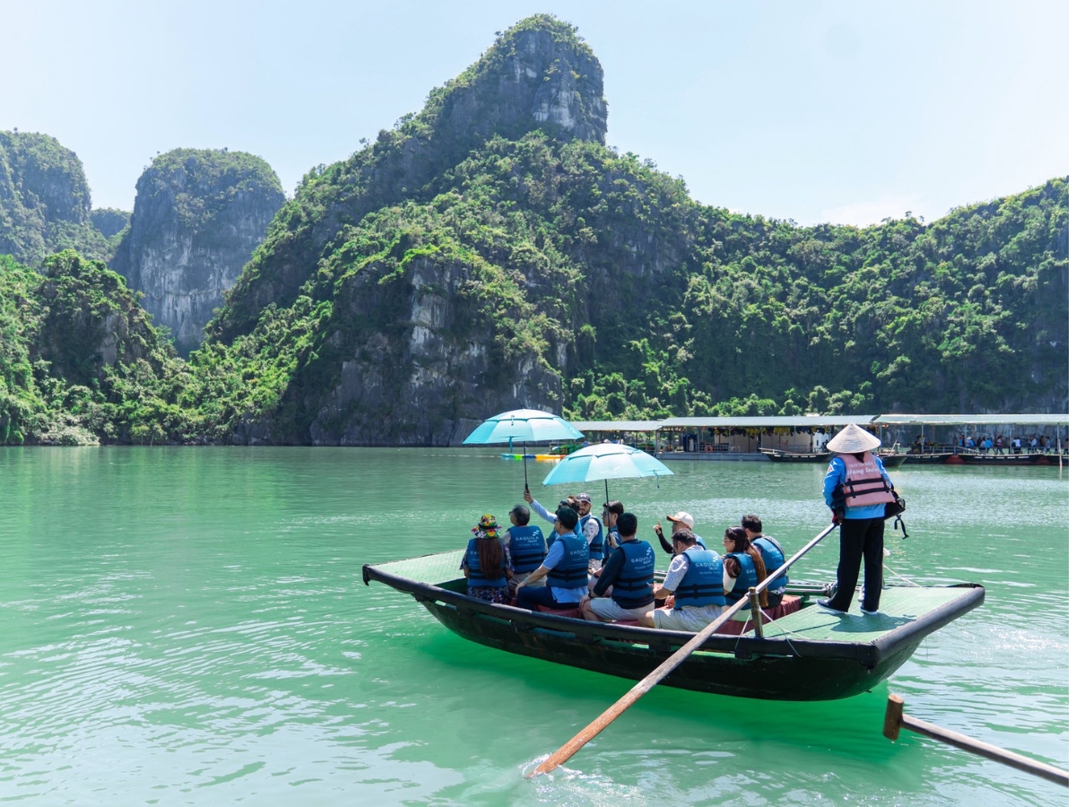 Tham quan và khám phá các hang động trên Vịnh Hạ Long là một trong những hoạt động được nhiều du khách yêu thích 