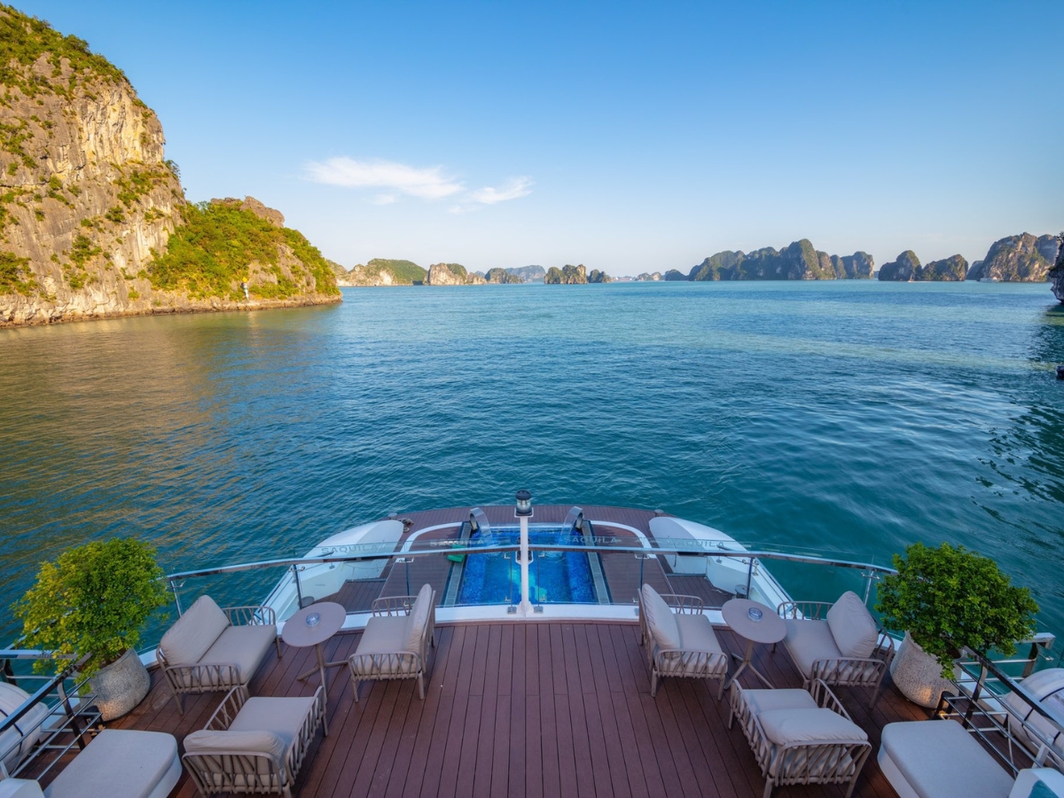 Thời tiết Hạ Long mùa hè rất thích hợp để du khách tham quan các điểm đến bằng du thuyền trên vịnh 