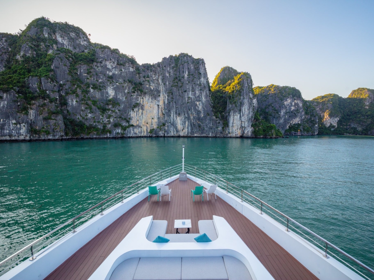 Việc đặt du thuyền Hạ Long mùa hè sớm giúp du khách linh hoạt lựa chọn hải trình, hạng phòng và thời gian khởi hành phù hợp 