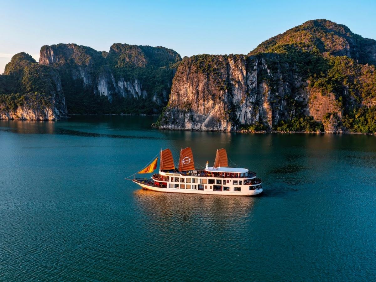 Tham quan Hạ Long vào mùa hè bằng du thuyền thường được đưa vào kế hoạch của nhiều đoàn khách nhờ thời tiết và thời gian hợp lý 