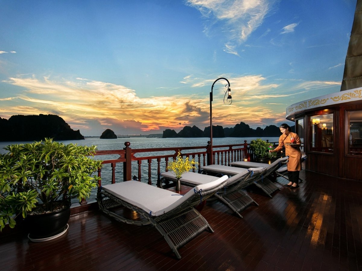Du khách nên đặt tour trước 2 - 4 tuần để có thêm lựa chọn về loại phòng, vị trí cabin và ngày khởi hành 