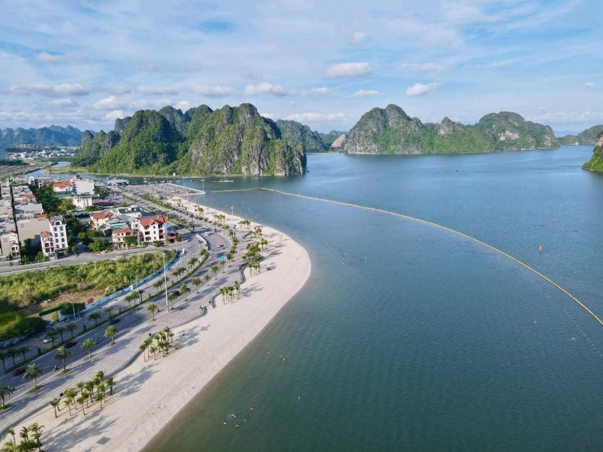 Khi tắm biển, du khách cần tuân thủ khu vực được phép bơi lội và hướng dẫn của lực lượng cứu hộ