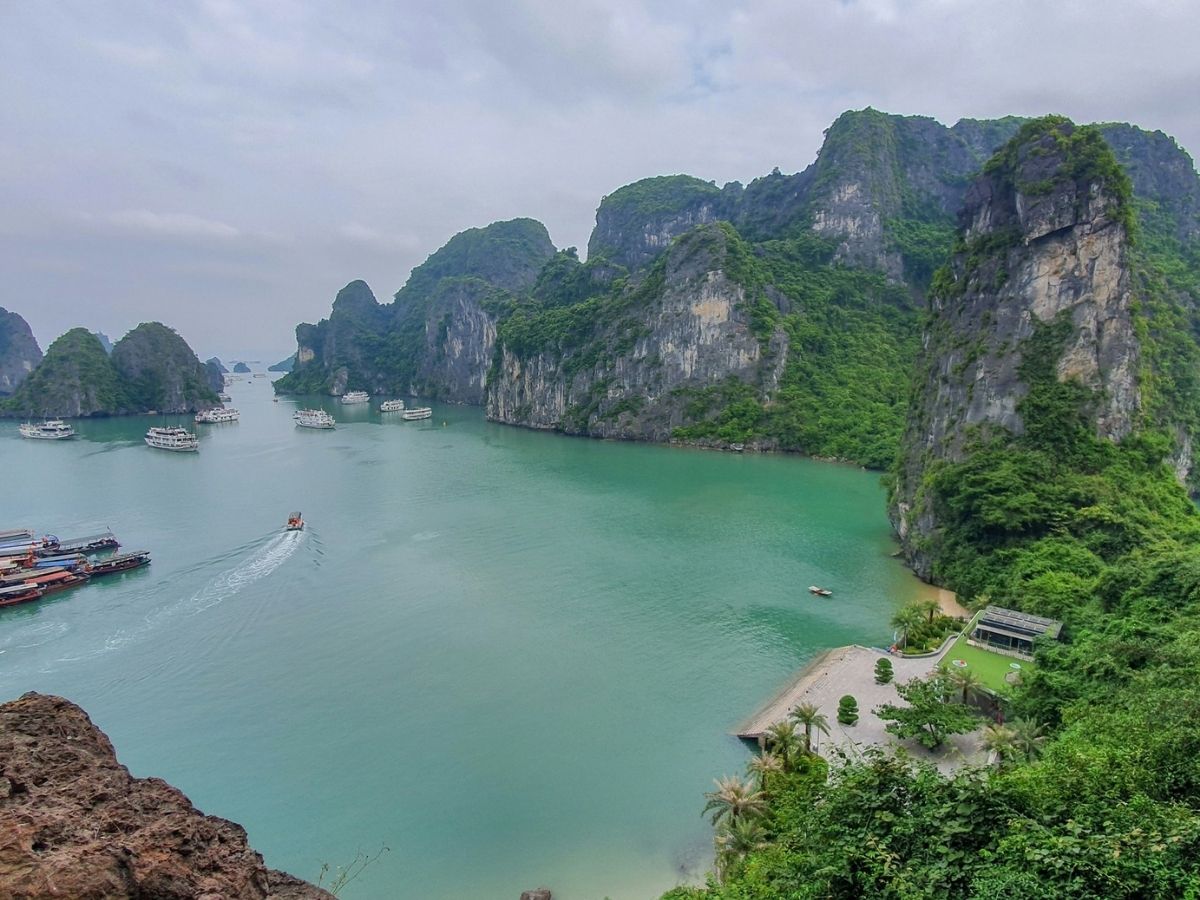 Thời tiết Hạ Long vào mùa hè rất phù hợp để tắm biển